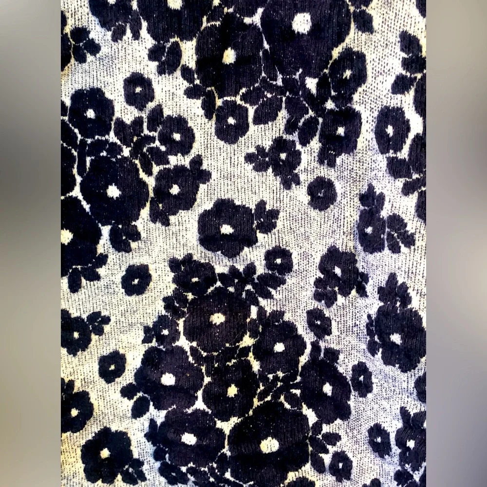 ANTHROPOLOGIE shirt sz M Pretty textured navy floral Lots of stretch Barely worn - Picture 3 of 7